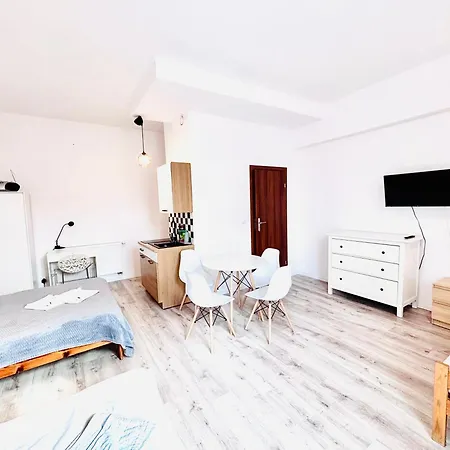 Gosciniec I Restauracja Salton ホームステイ *